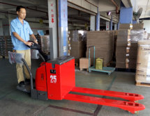 大型電器廠使用TE25電動搬運(yùn)車加長型